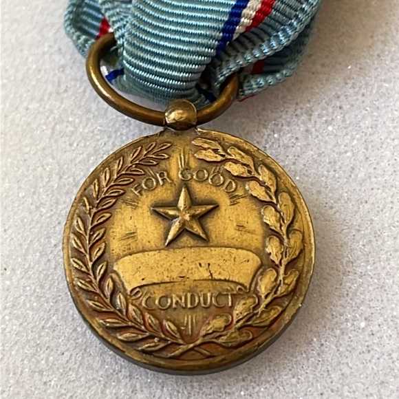 VTG ca 1977 Air Force miniature medal lapel award For Good Condact - Picture 5 of 6